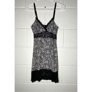 < Marilyn Monroe Black and White Lace Trimmed Slip Dress >